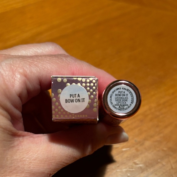 MAC Lustreglass Lipstick Put A Bow On It - Picture 9 of 16